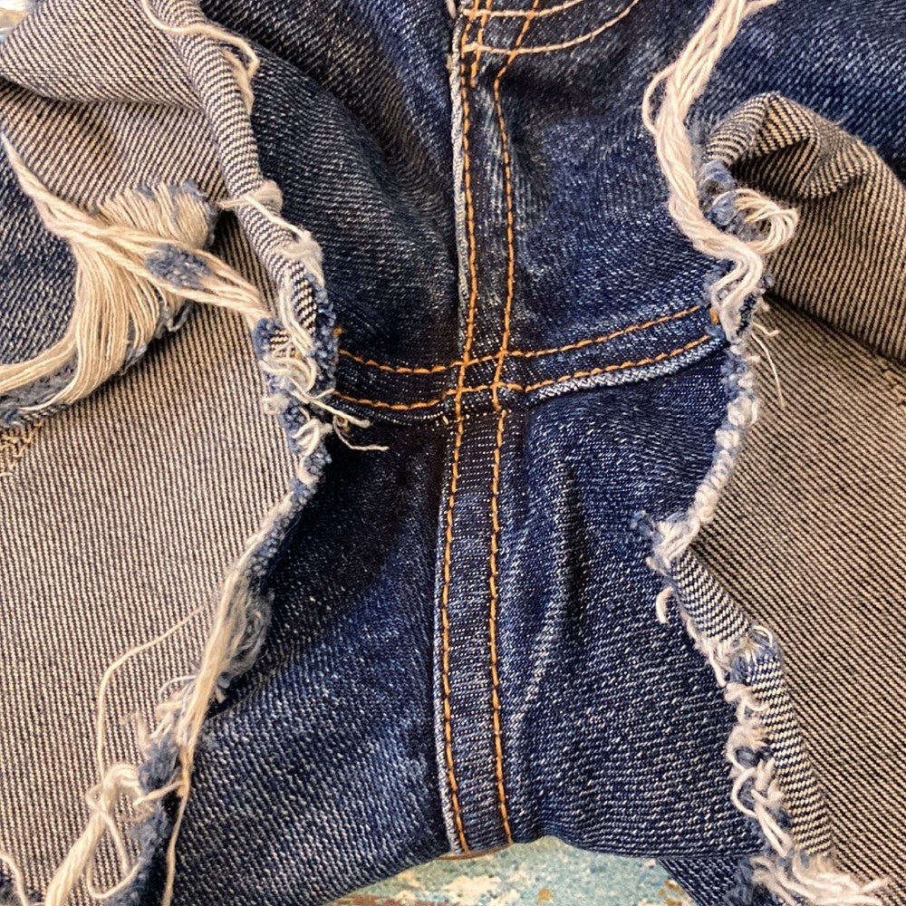 💙 GRLFRND Kaia Distressed Denim Shorts - Picture 5 of 12